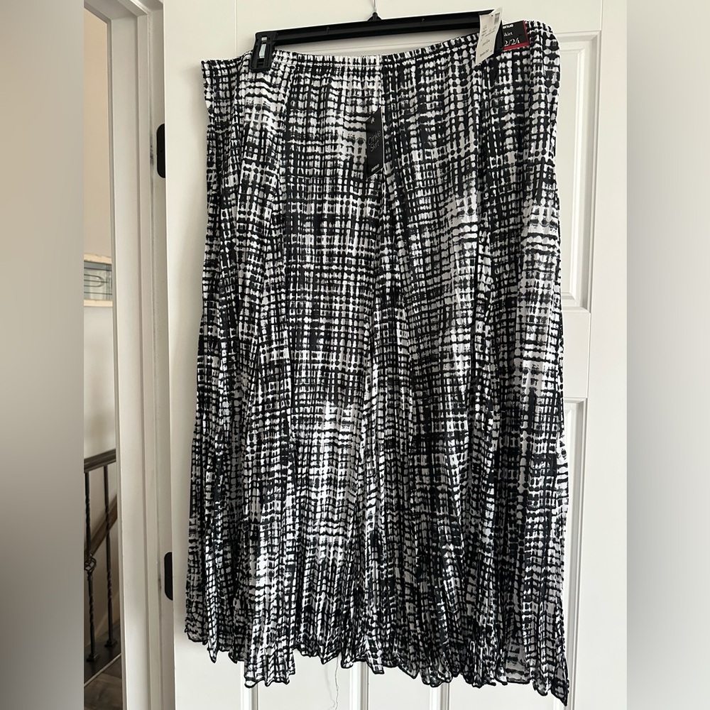 Women’s plus size 22W/24W Avenue Monochrome Patterned Maxi crinkle Skirt